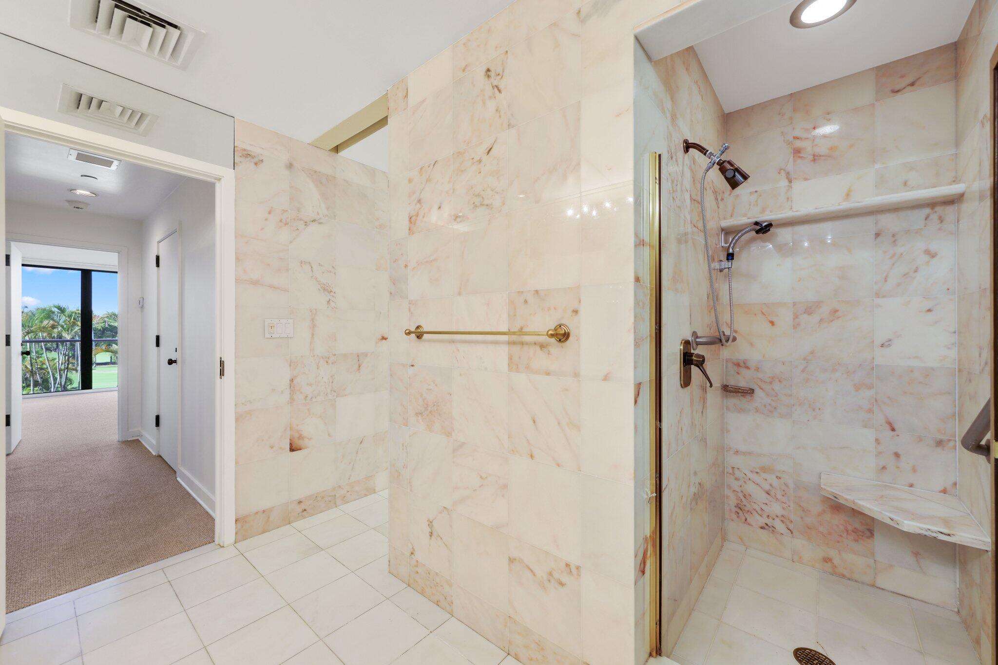 2 N Breakers Row S32