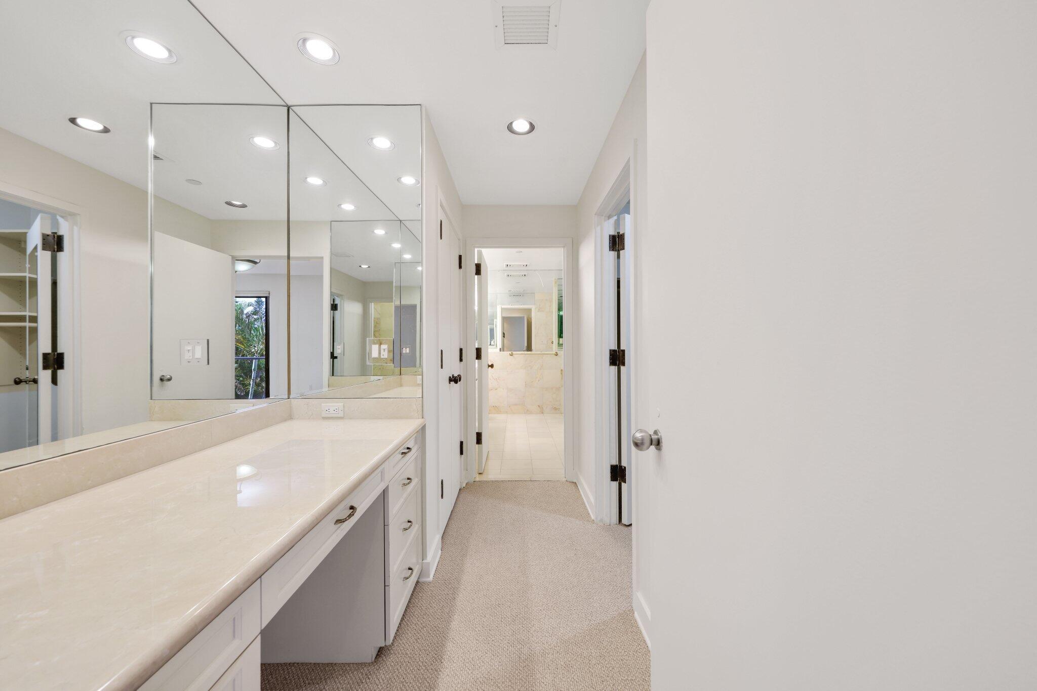 2 N Breakers Row S32