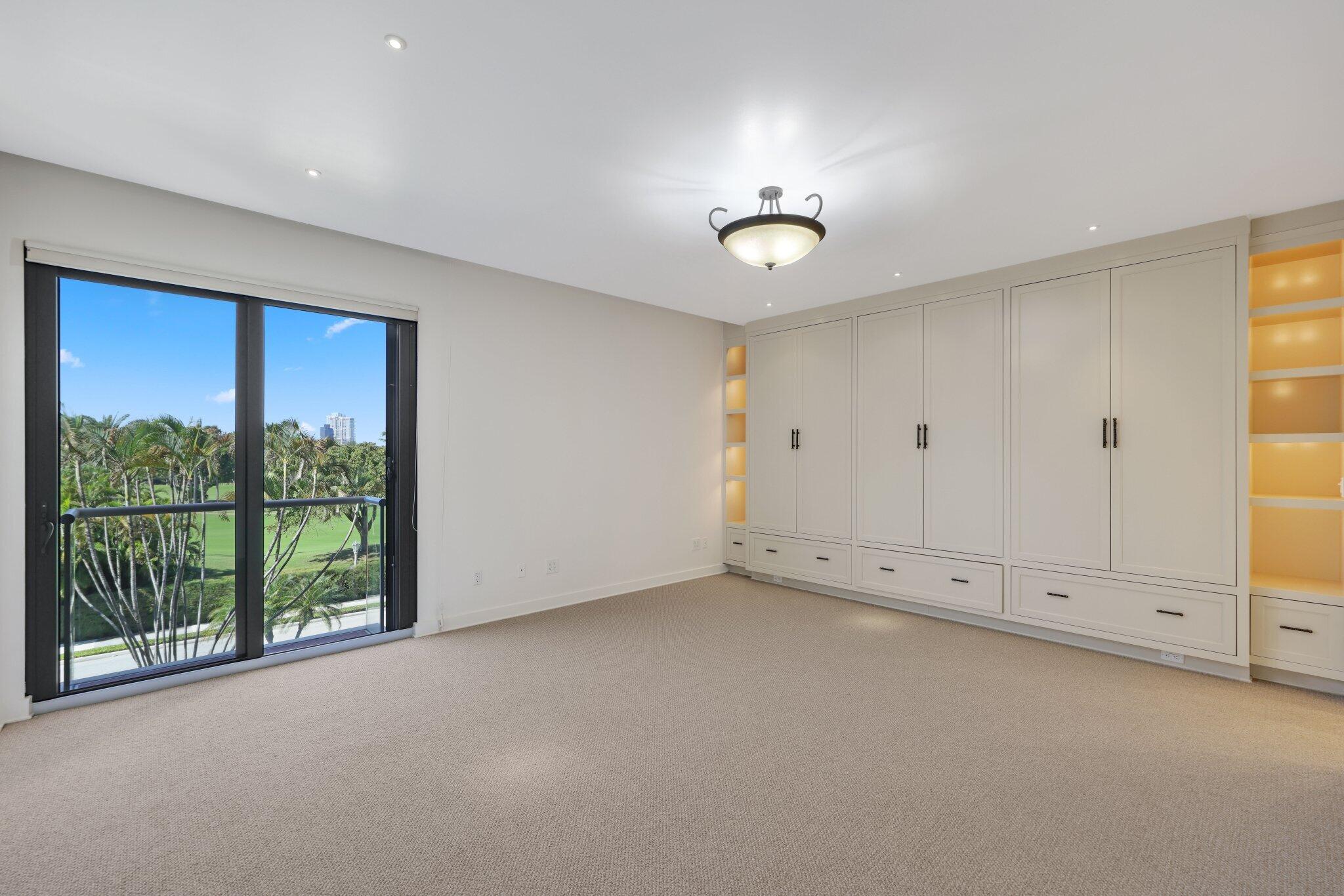 2 N Breakers Row S32