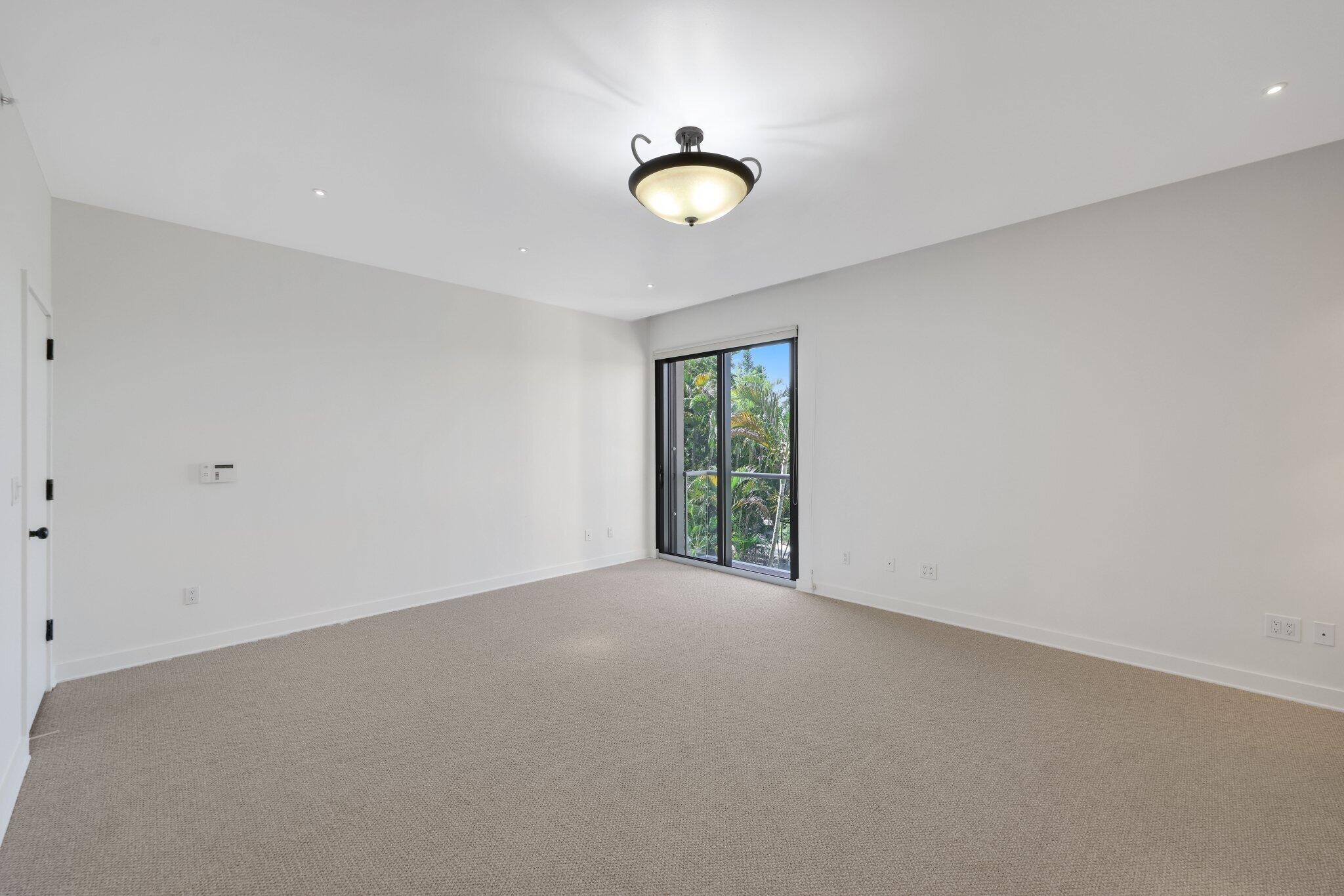 2 N Breakers Row S32