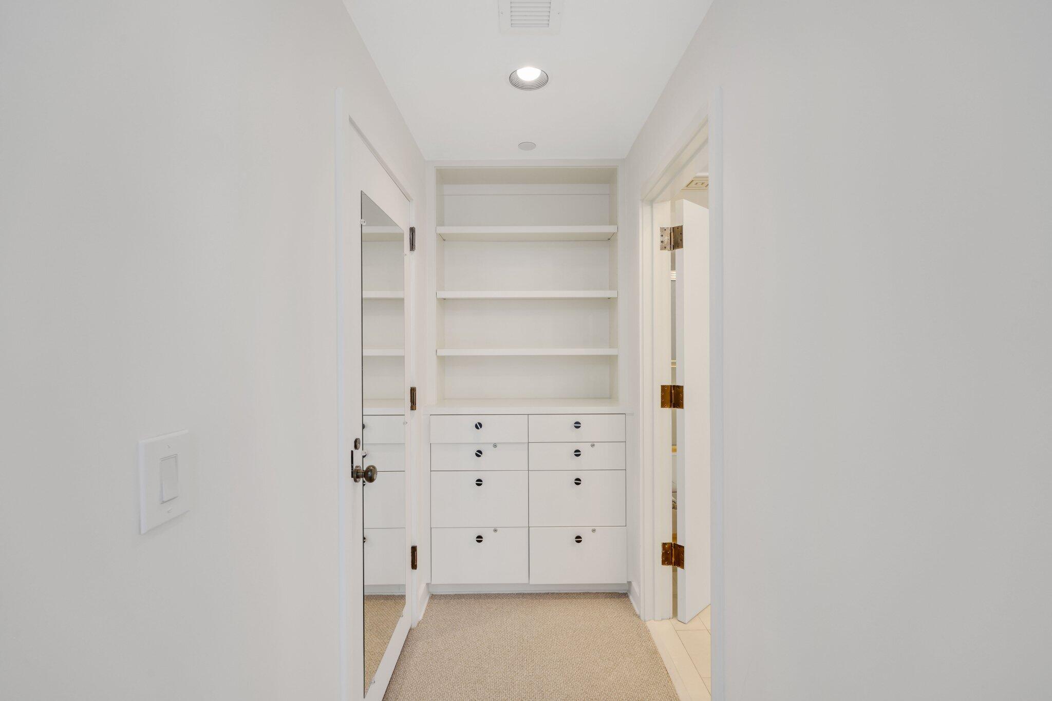 2 N Breakers Row S32