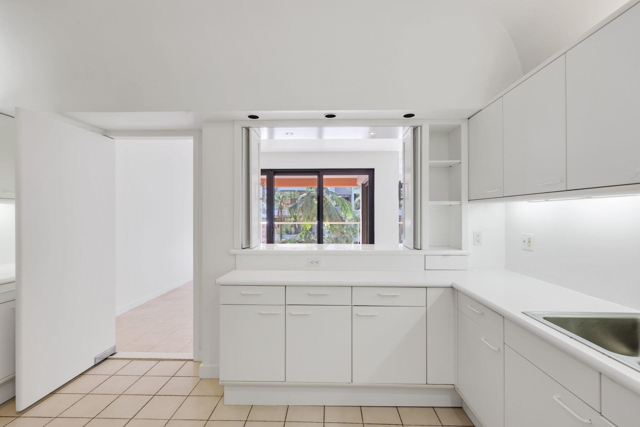 2 N Breakers Row S32