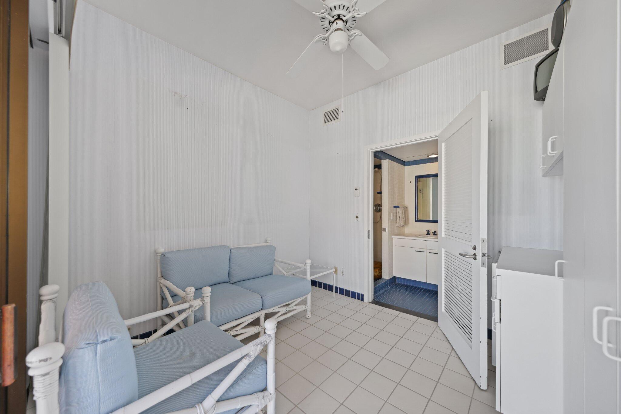 2 N Breakers Row S32