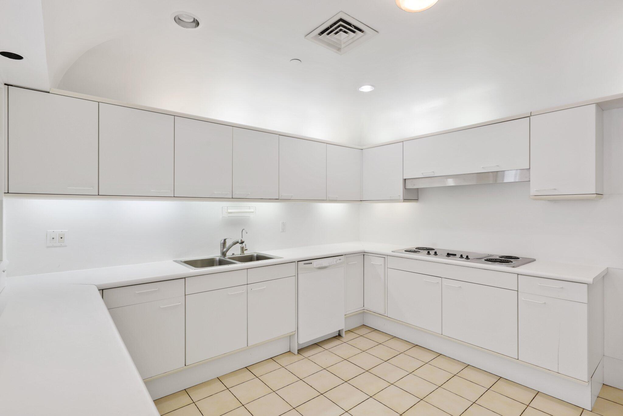 2 N Breakers Row S32