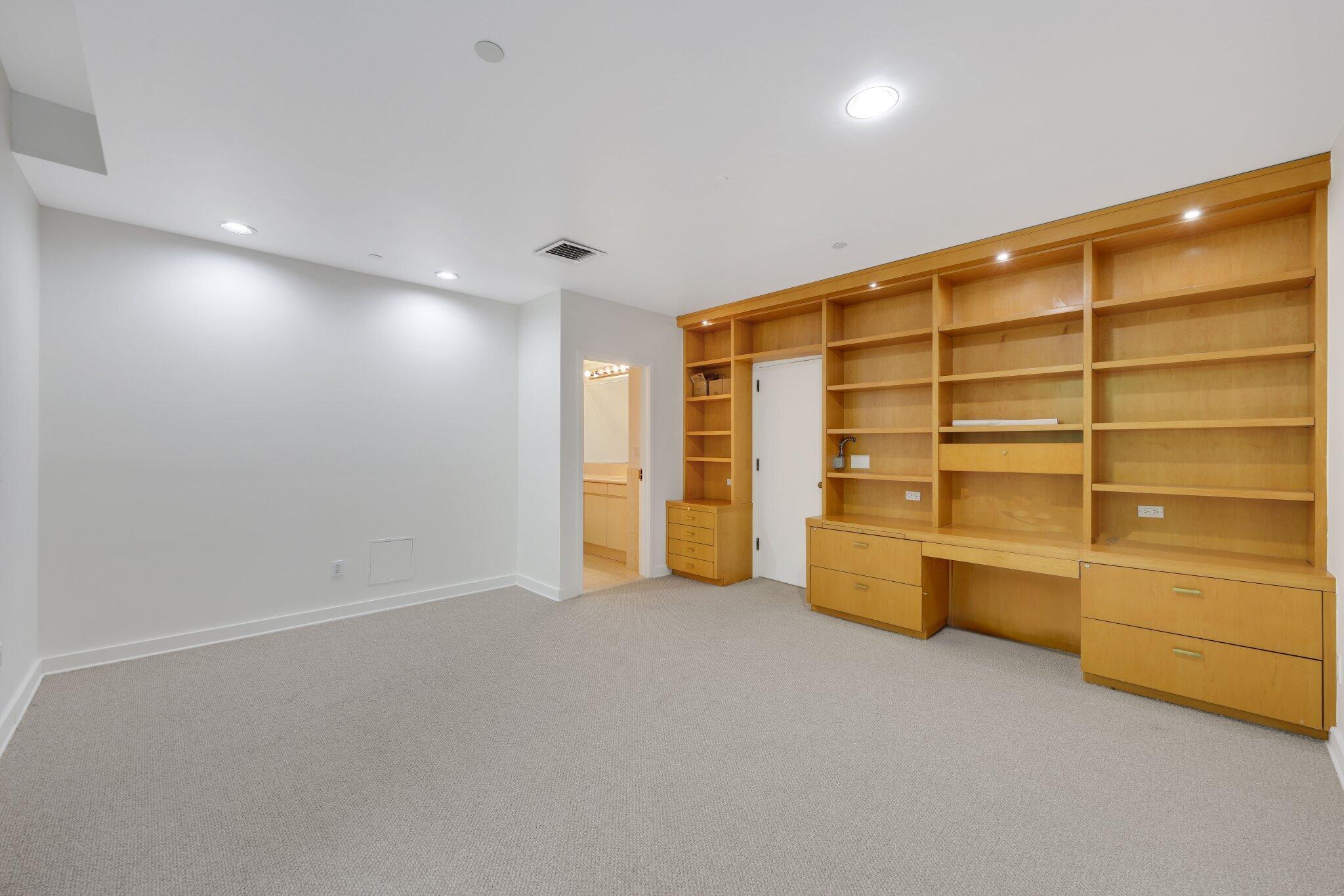 2 N Breakers Row S32