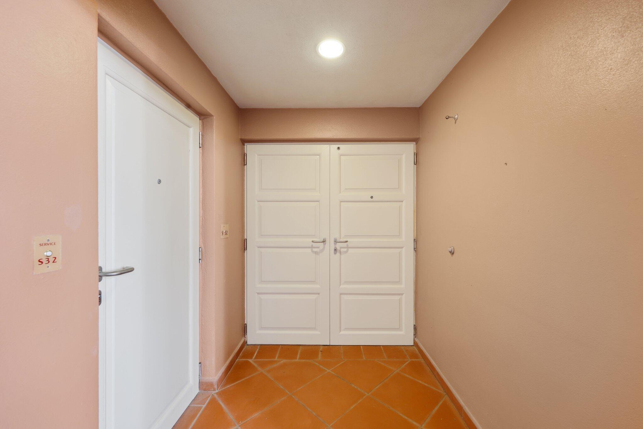 2 N Breakers Row S32