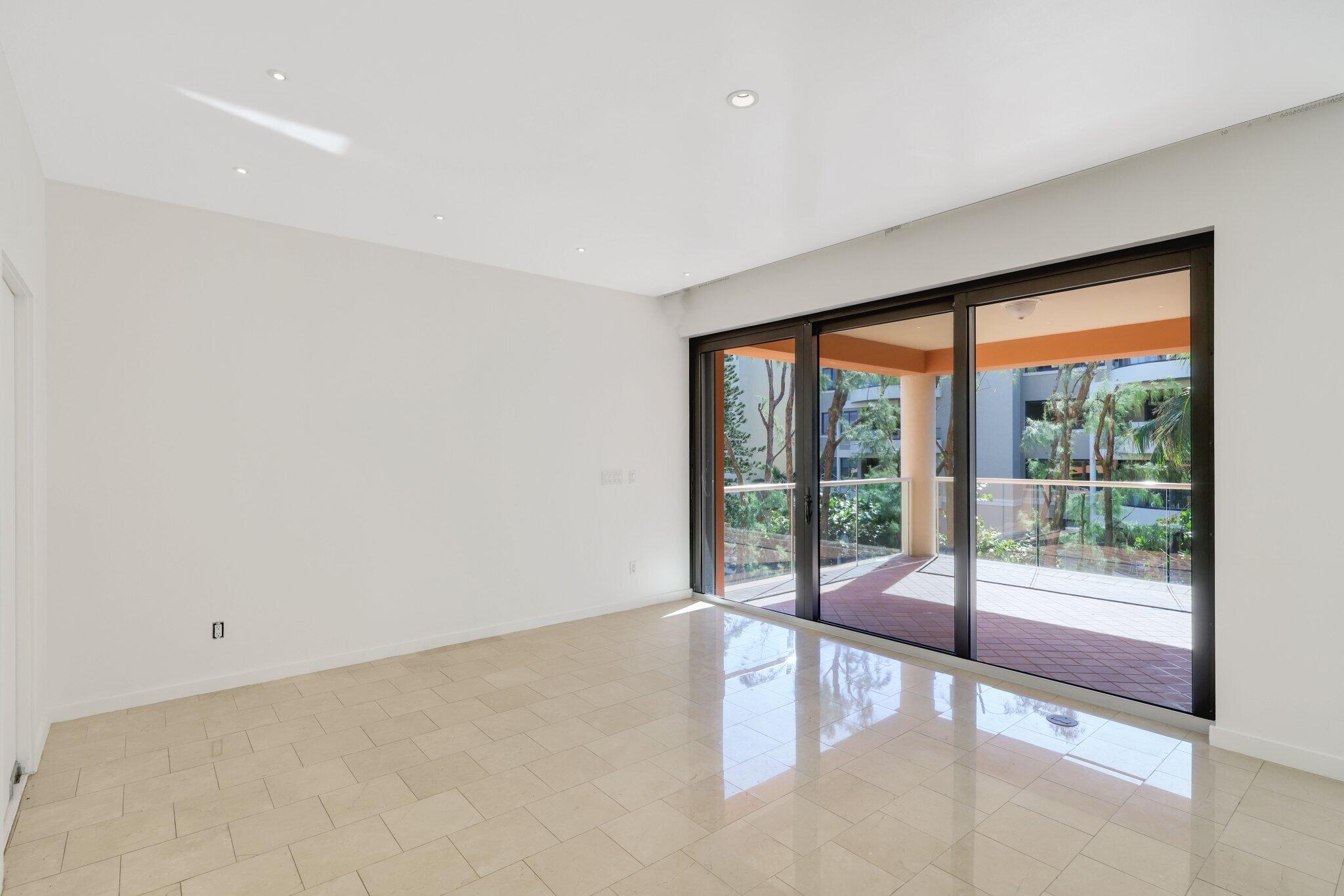 2 N Breakers Row S32