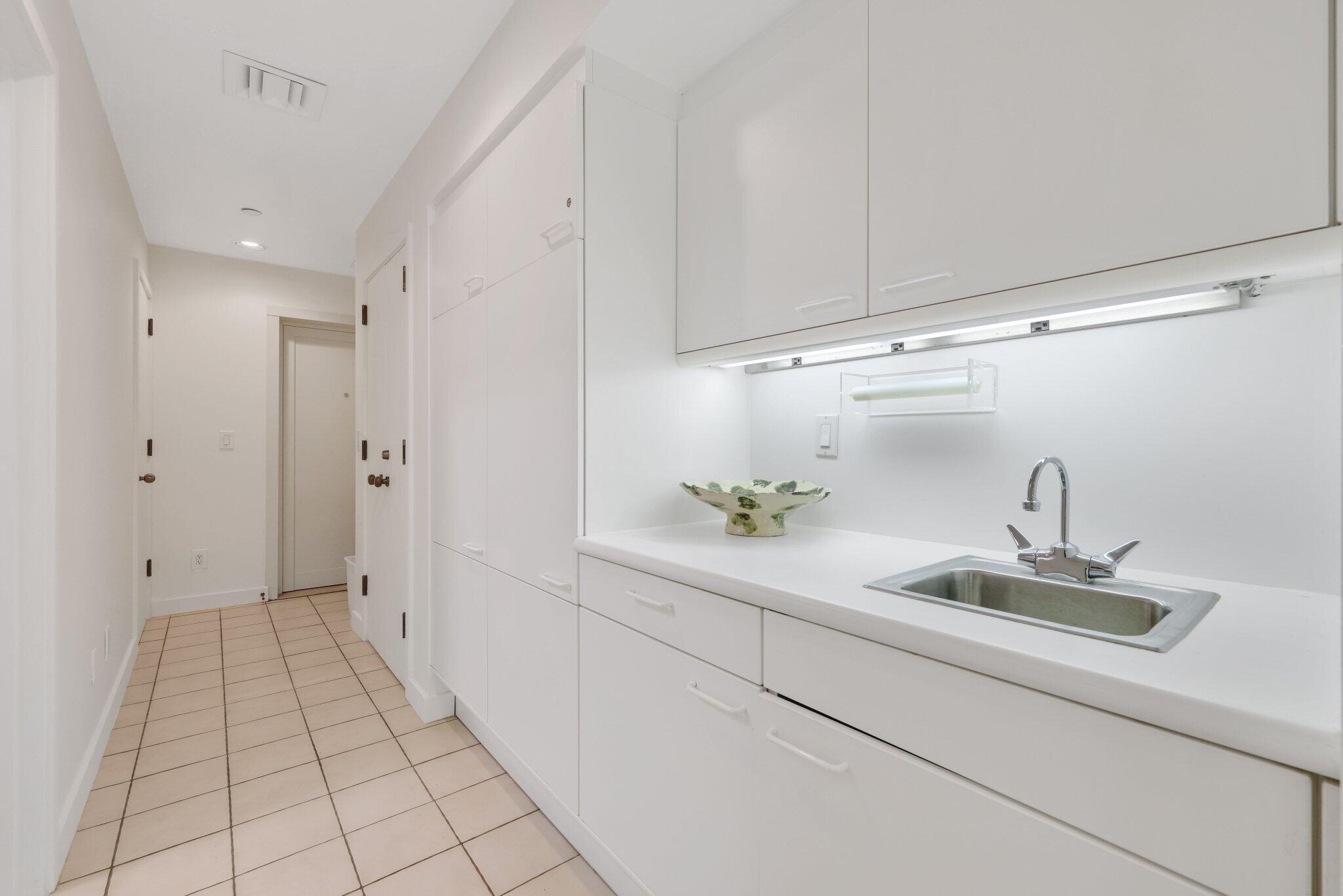 2 N Breakers Row S32