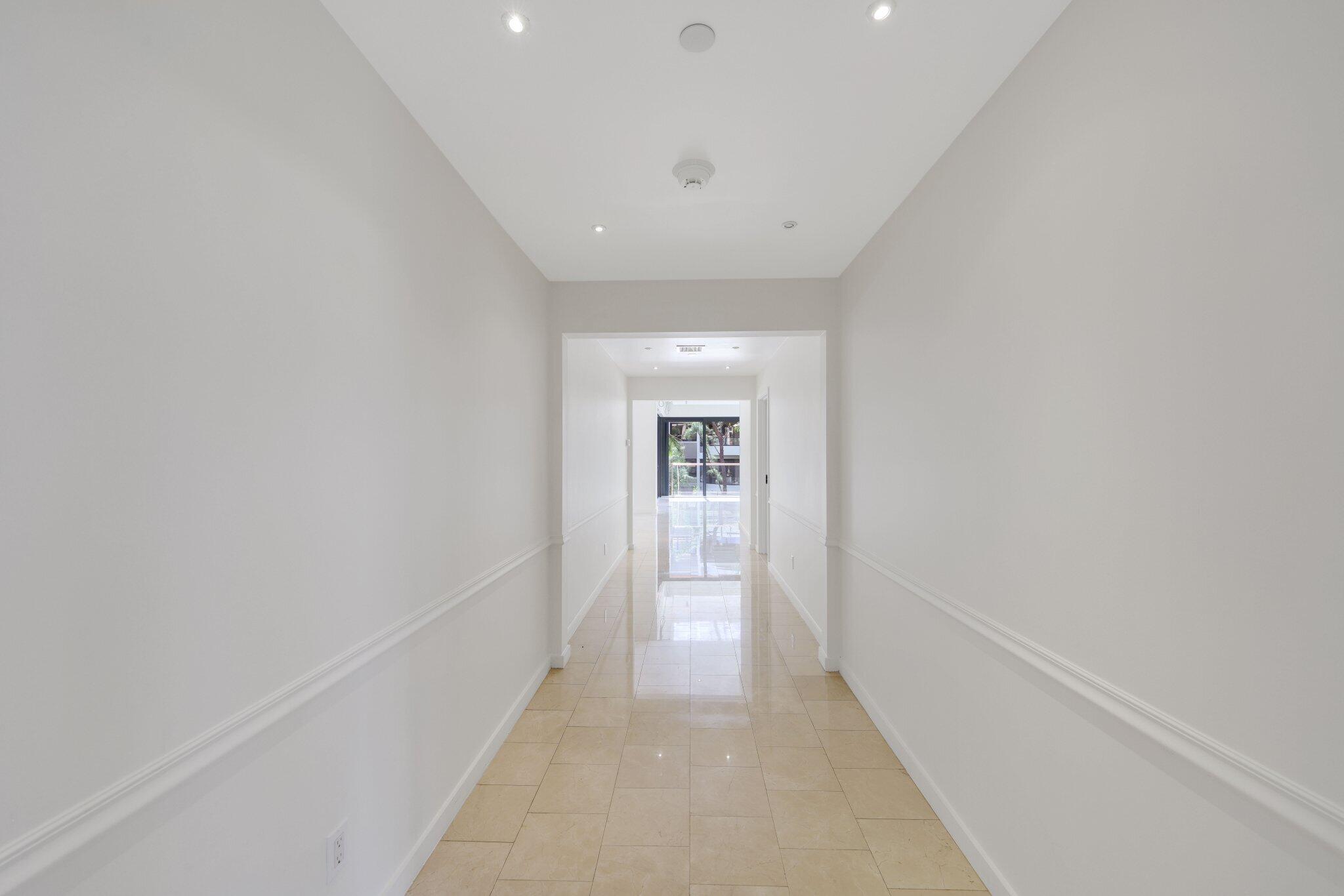 2 N Breakers Row S32