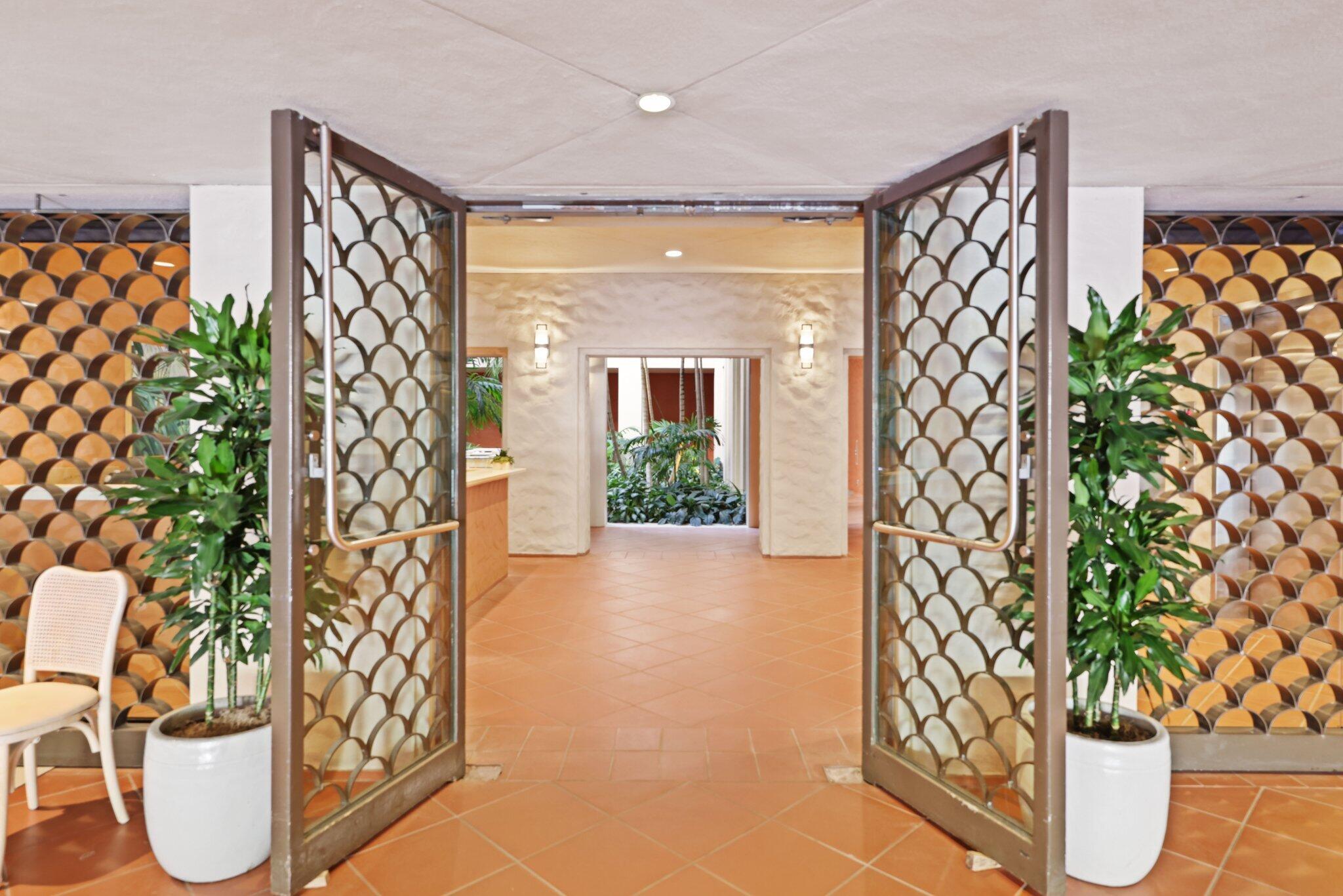 2 N Breakers Row S32