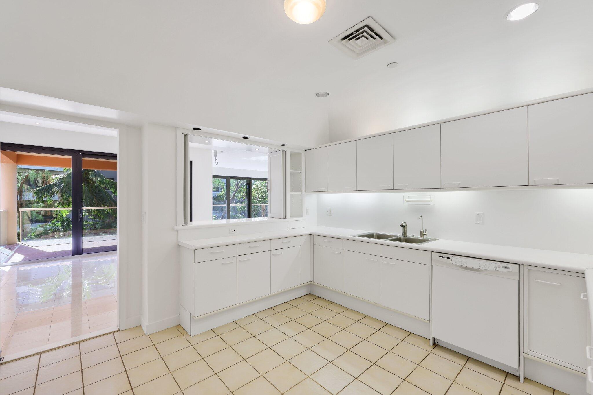 2 N Breakers Row S32