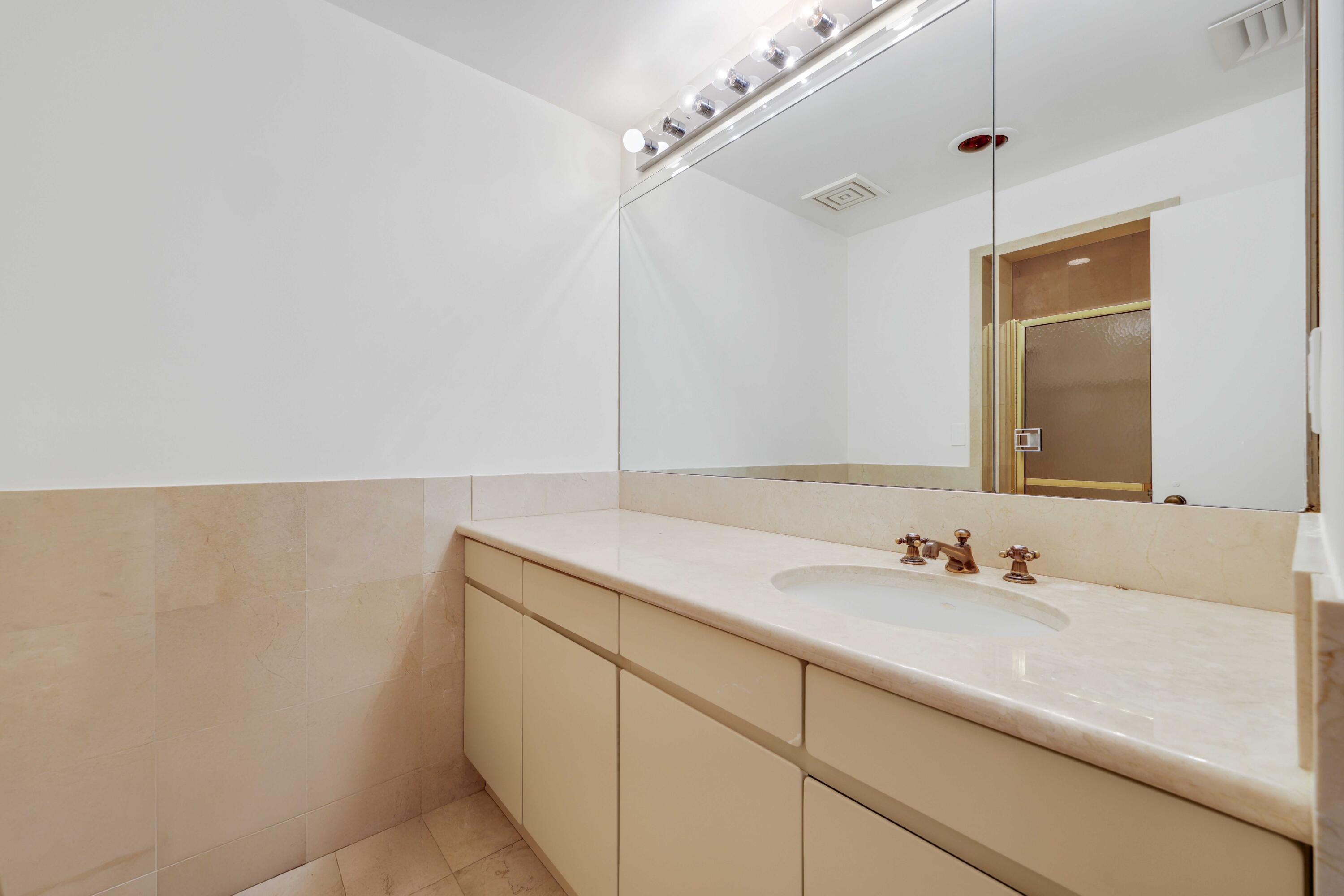 2 N Breakers Row S32