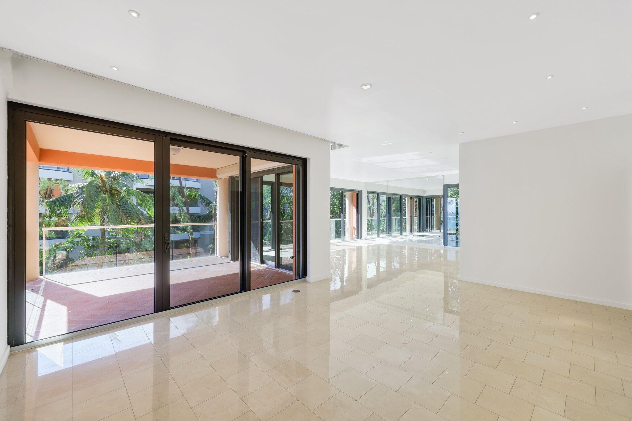 2 N Breakers Row S32