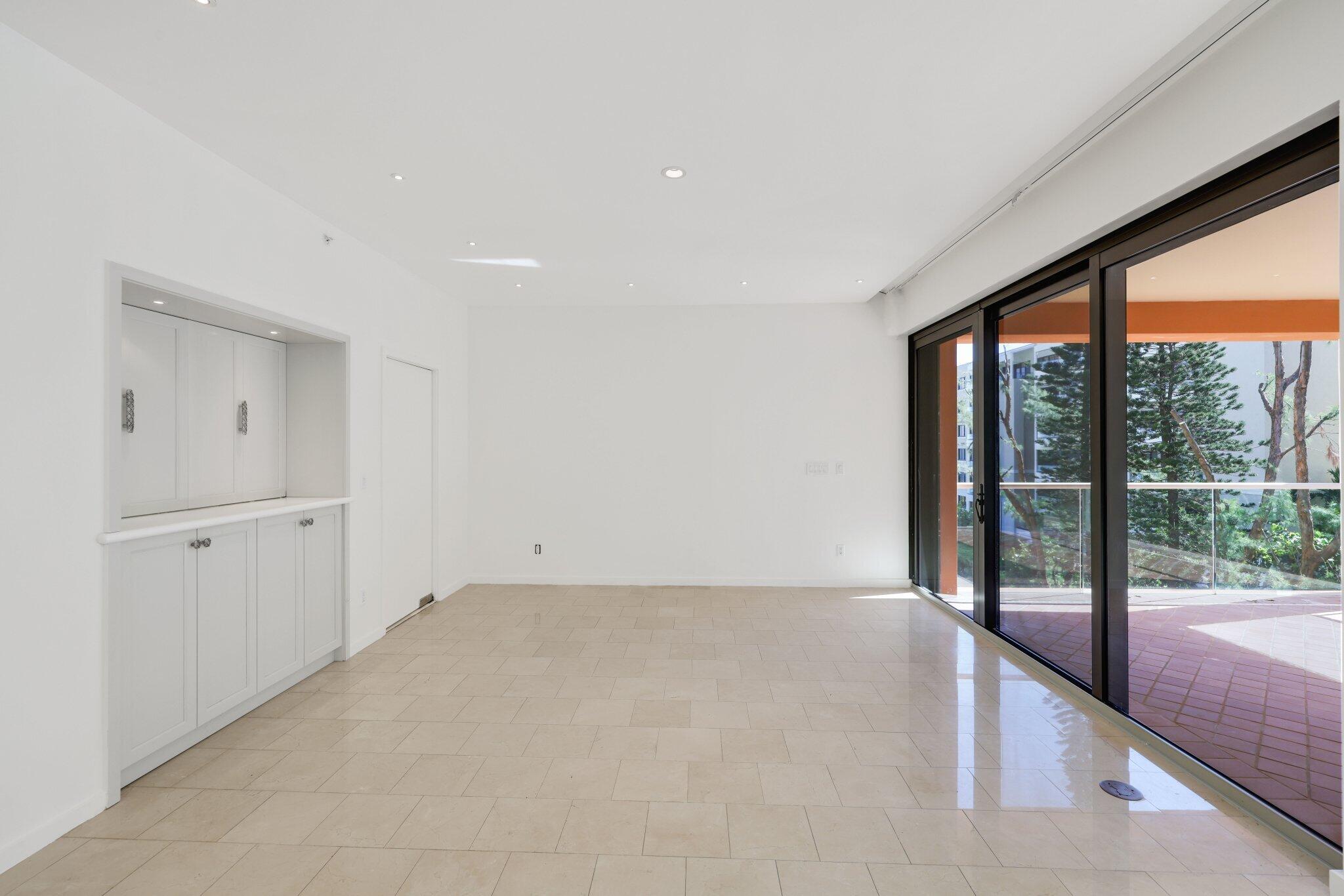 2 N Breakers Row S32