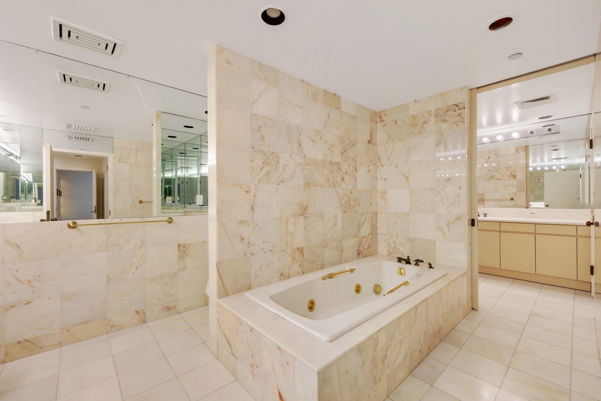 2 N Breakers Row S32