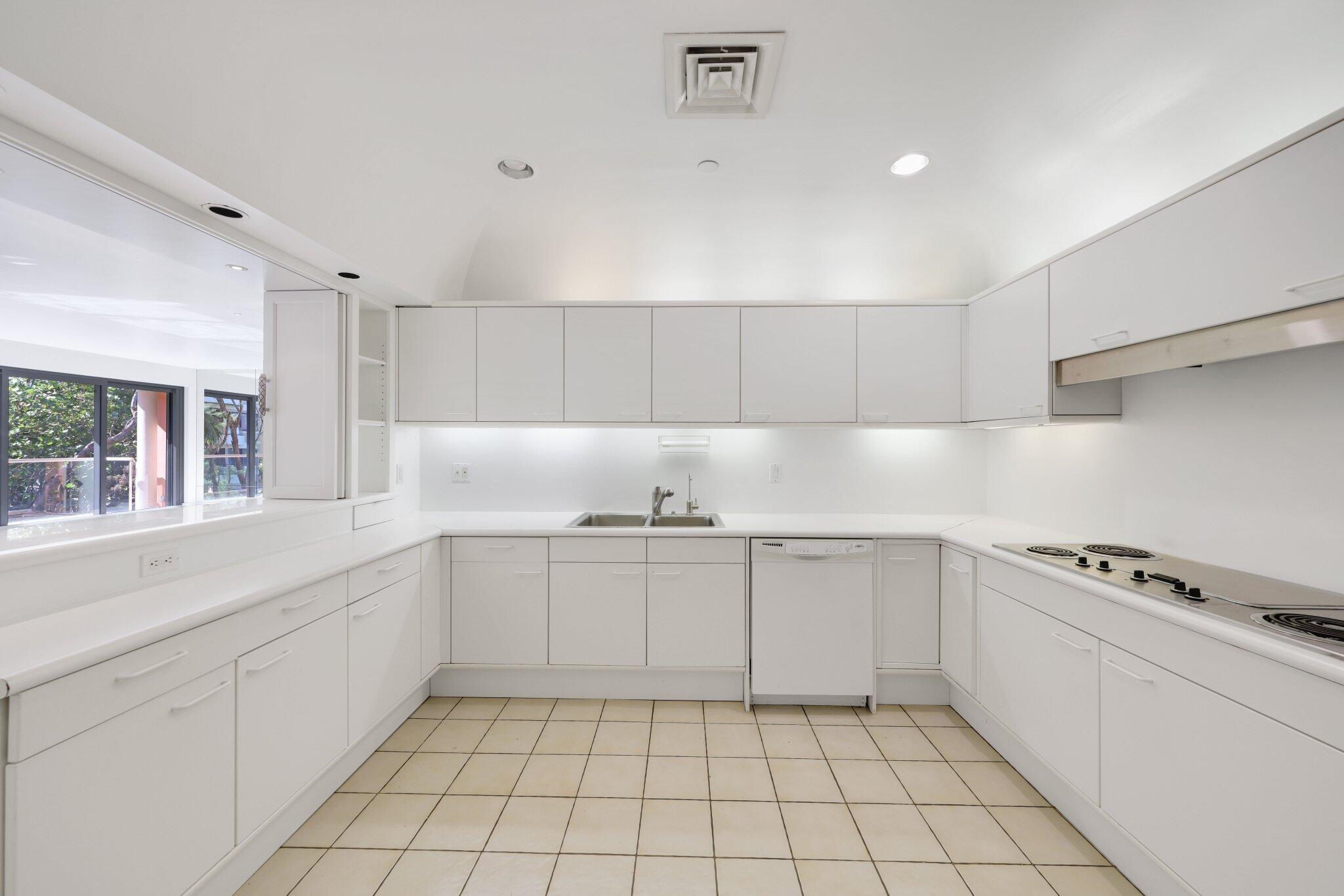 2 N Breakers Row S32