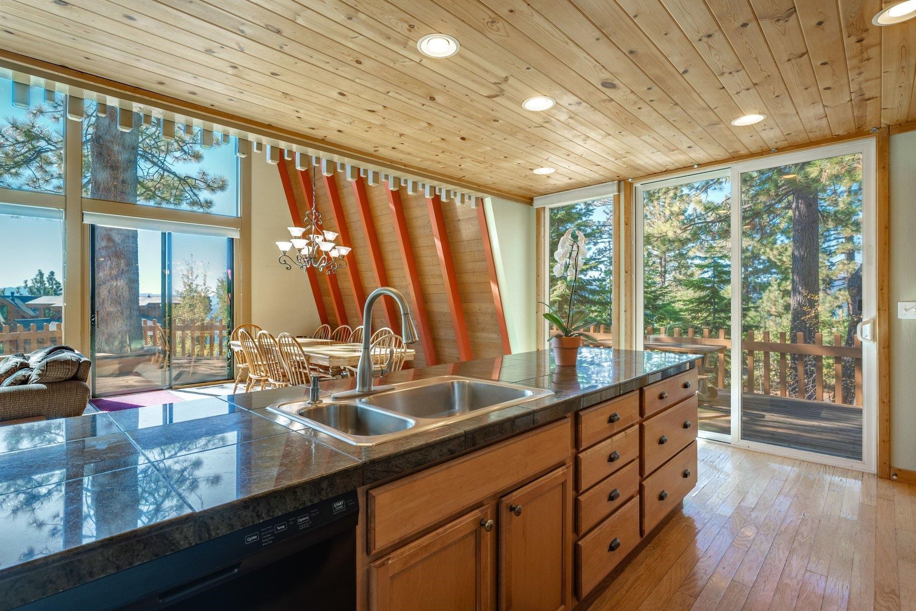 305 Edgecliff Way