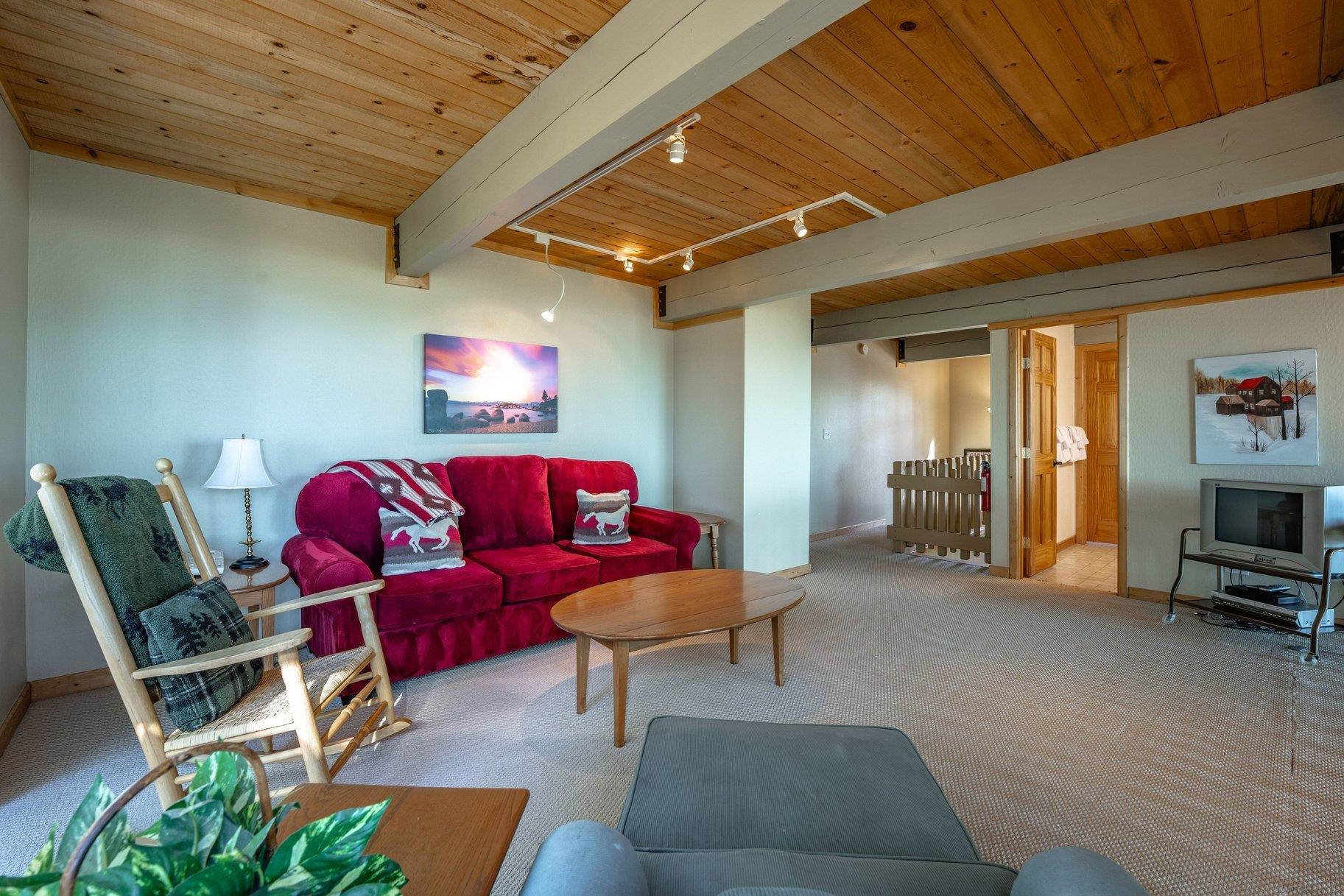 305 Edgecliff Way