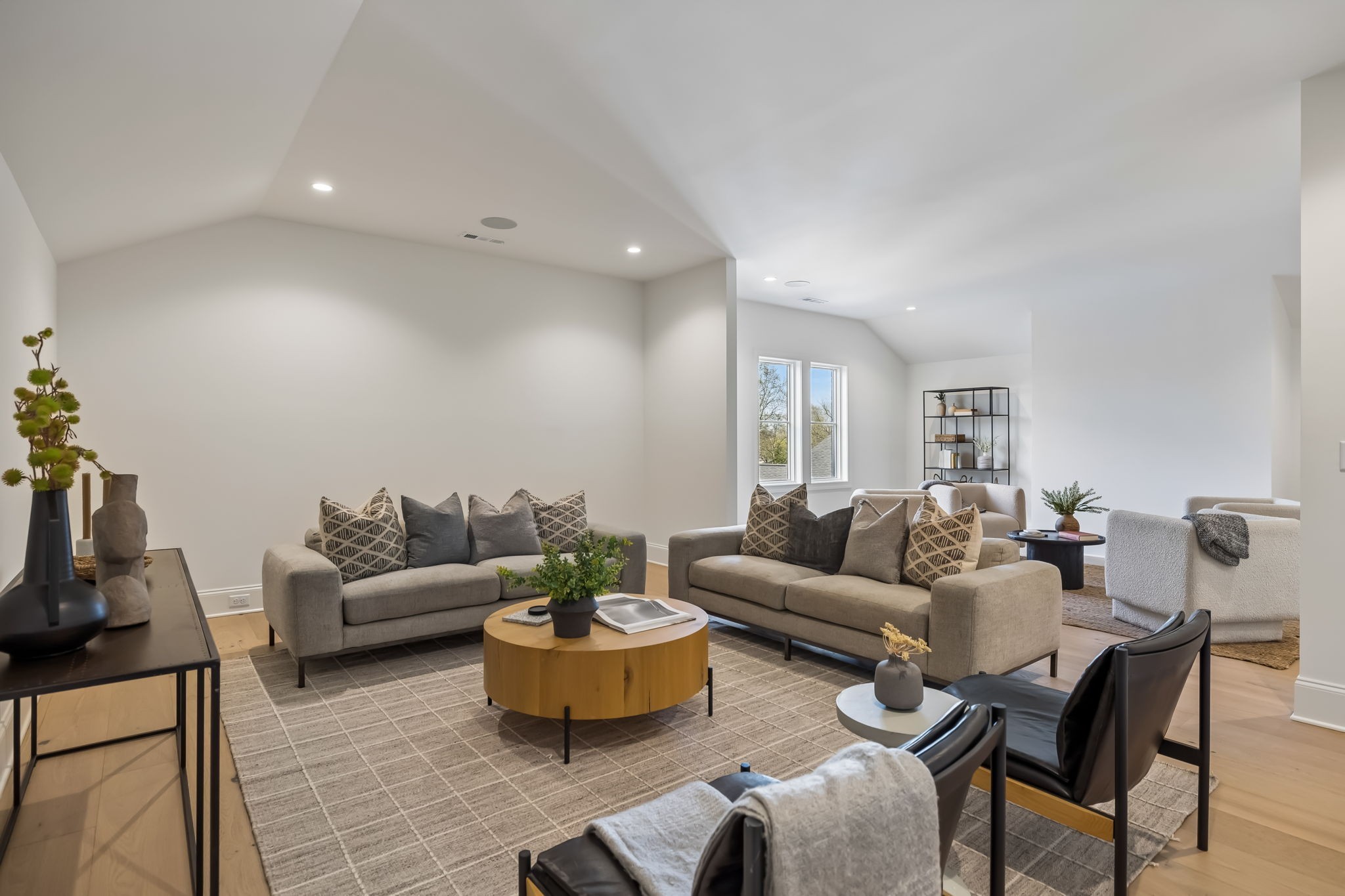 4153 Outer Dr