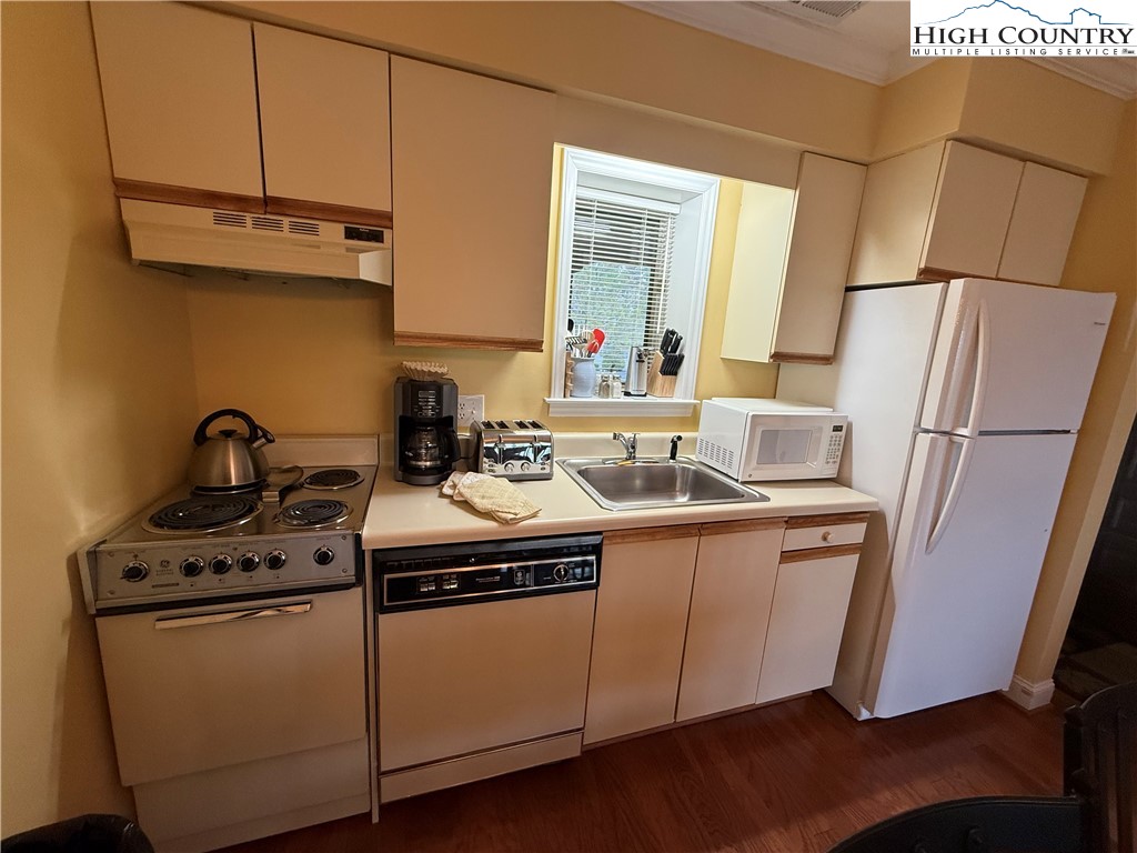 908 Chetola Lake Drive 303 Wren