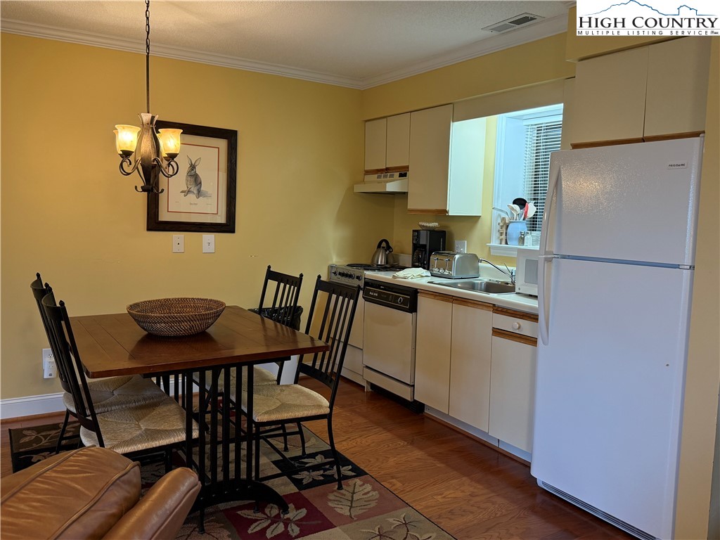 908 Chetola Lake Drive 303 Wren
