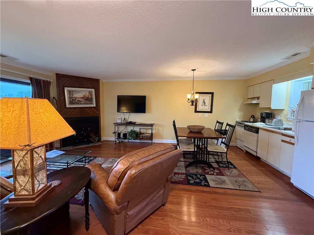 908 Chetola Lake Drive 303 Wren