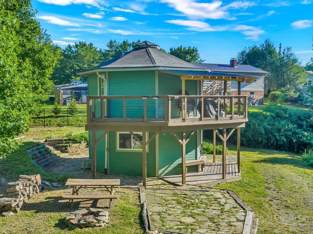 141 N Riverside Drive