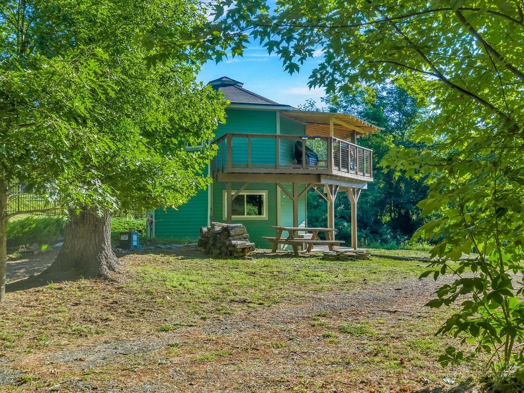 141 N Riverside Drive