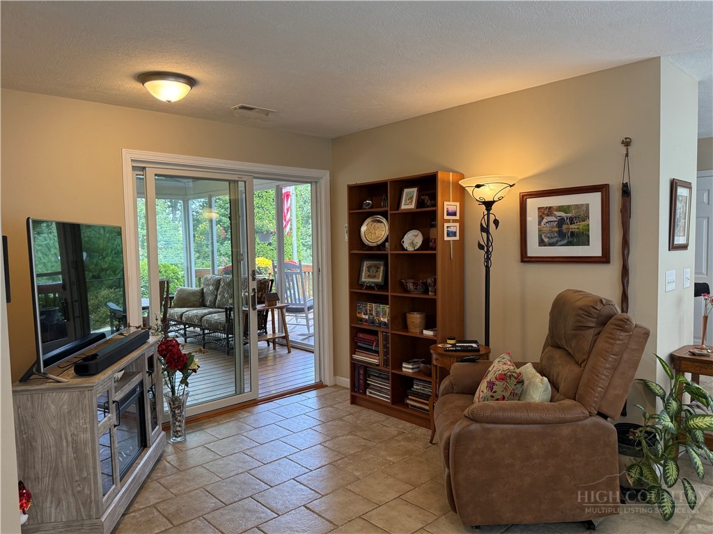 122 Forest Oak Lane