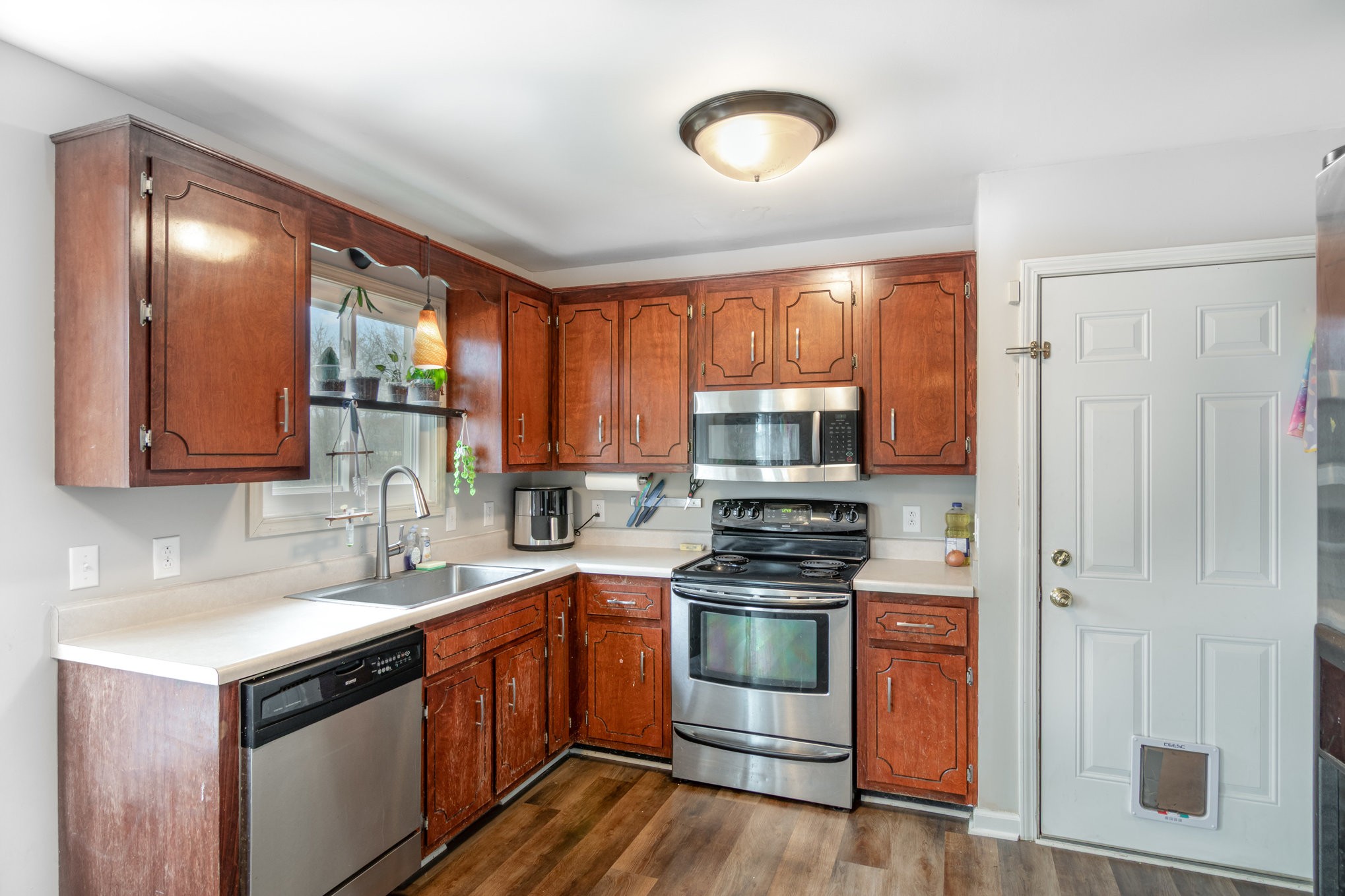 1204 Hand Dr