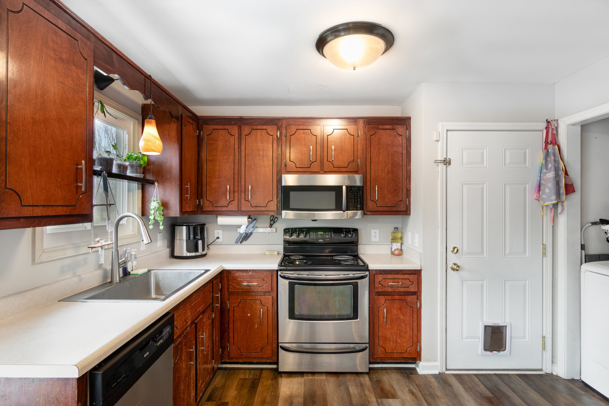 1204 Hand Dr