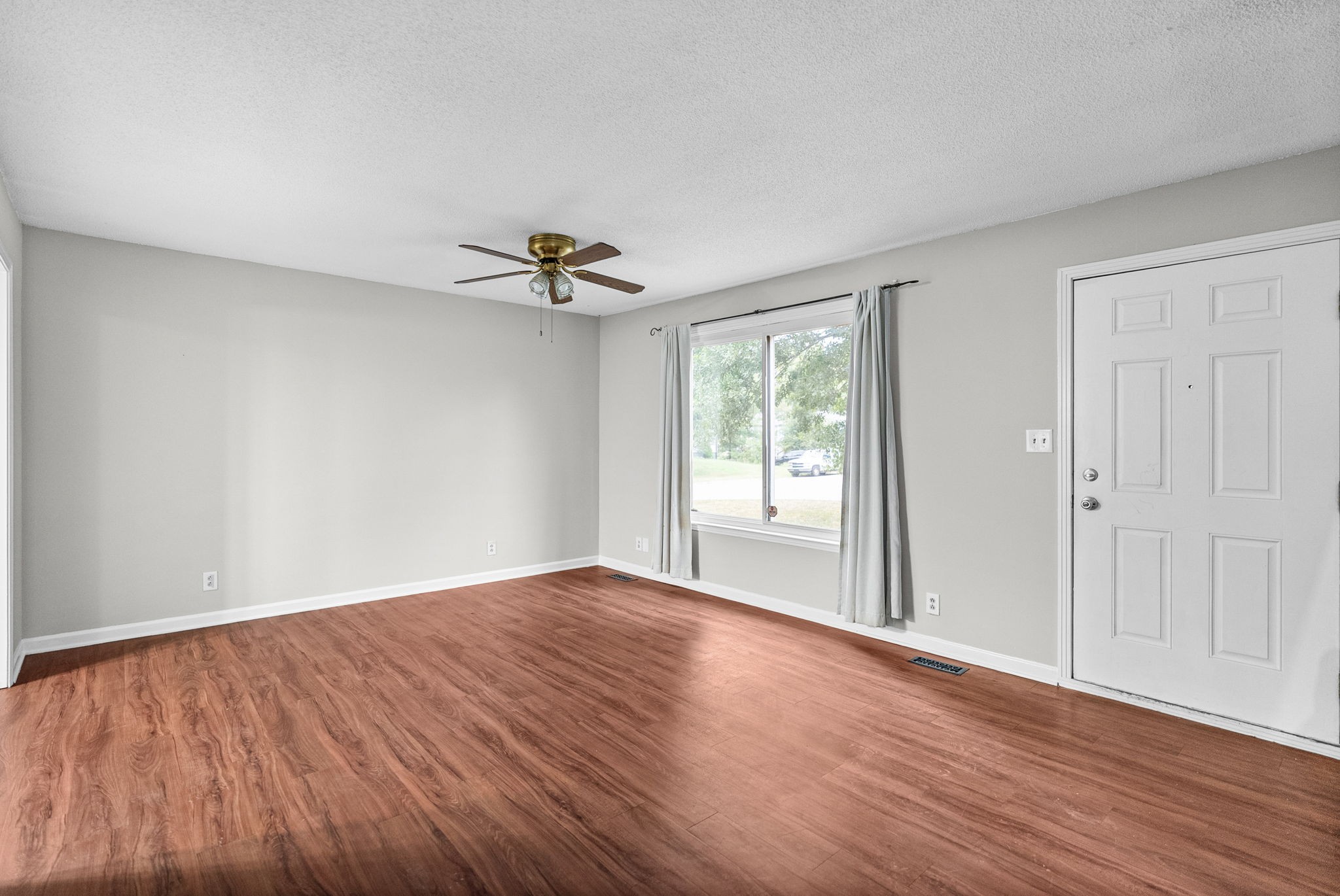 1901 Roan Dr