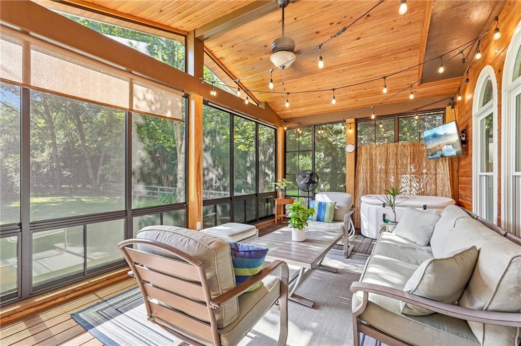 47 Lakecrest Circle
