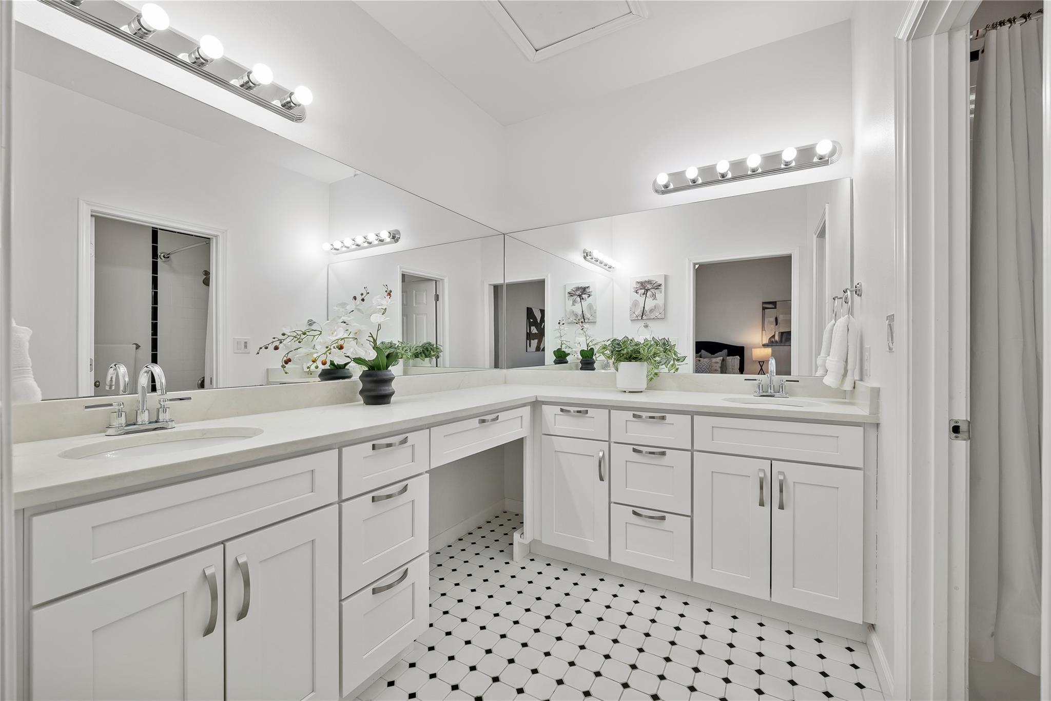 6501 COLUMBIA OAKS CT # D8