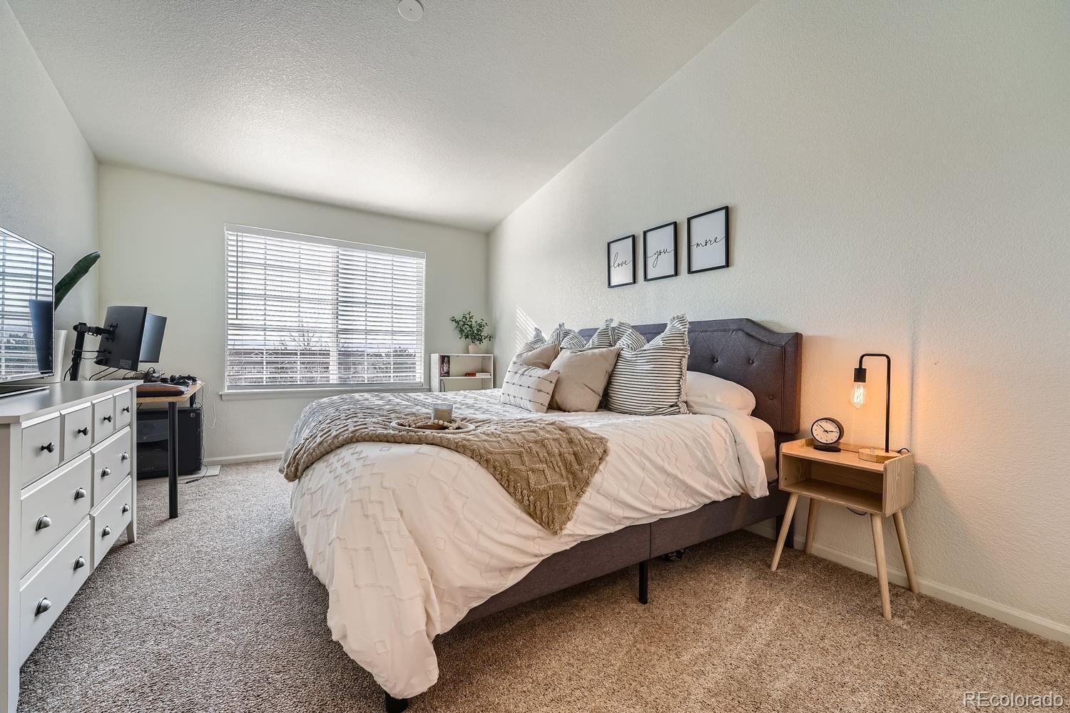 431 Black Feather Loop Unit: 817