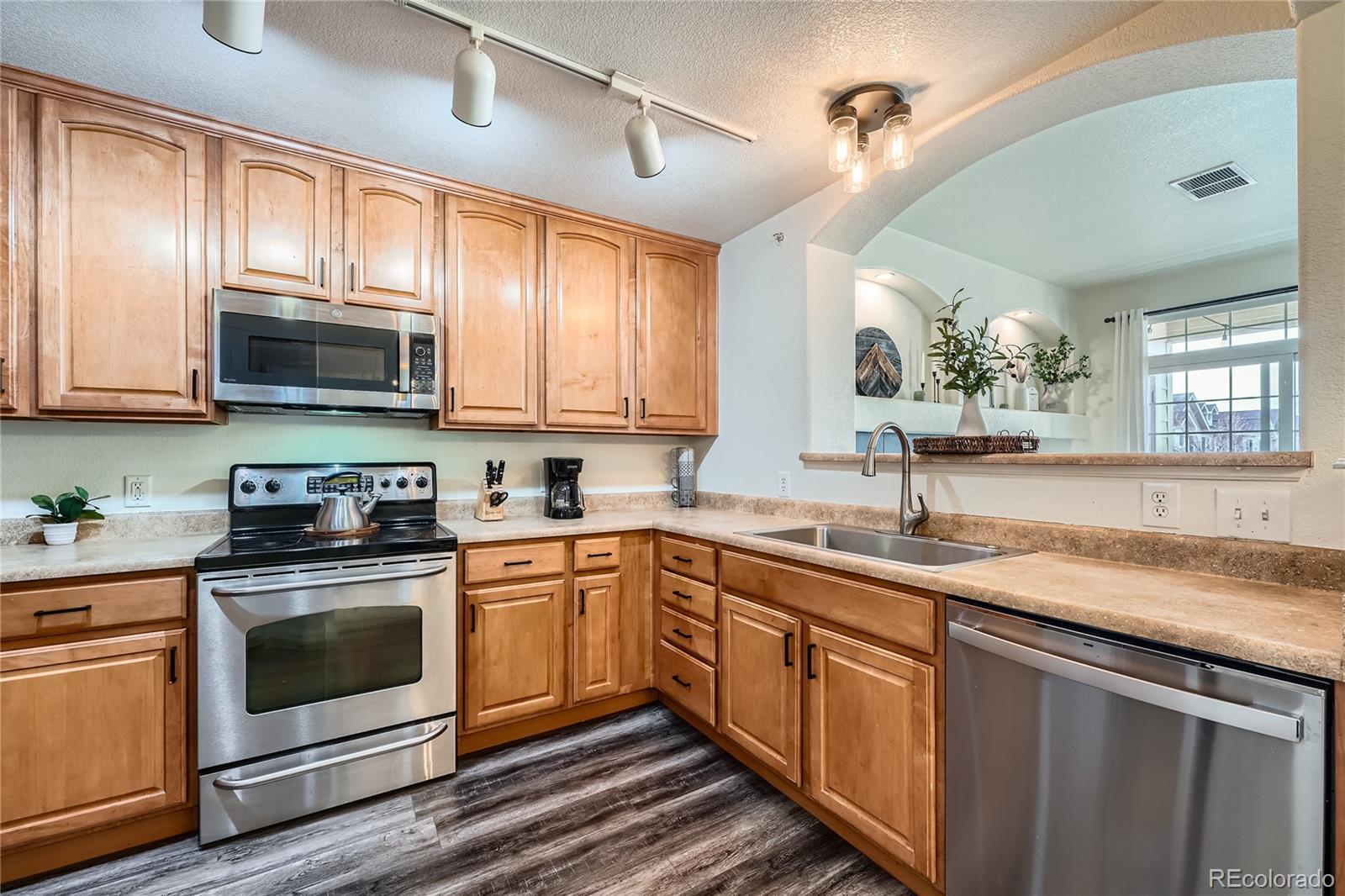 431 Black Feather Loop Unit: 817