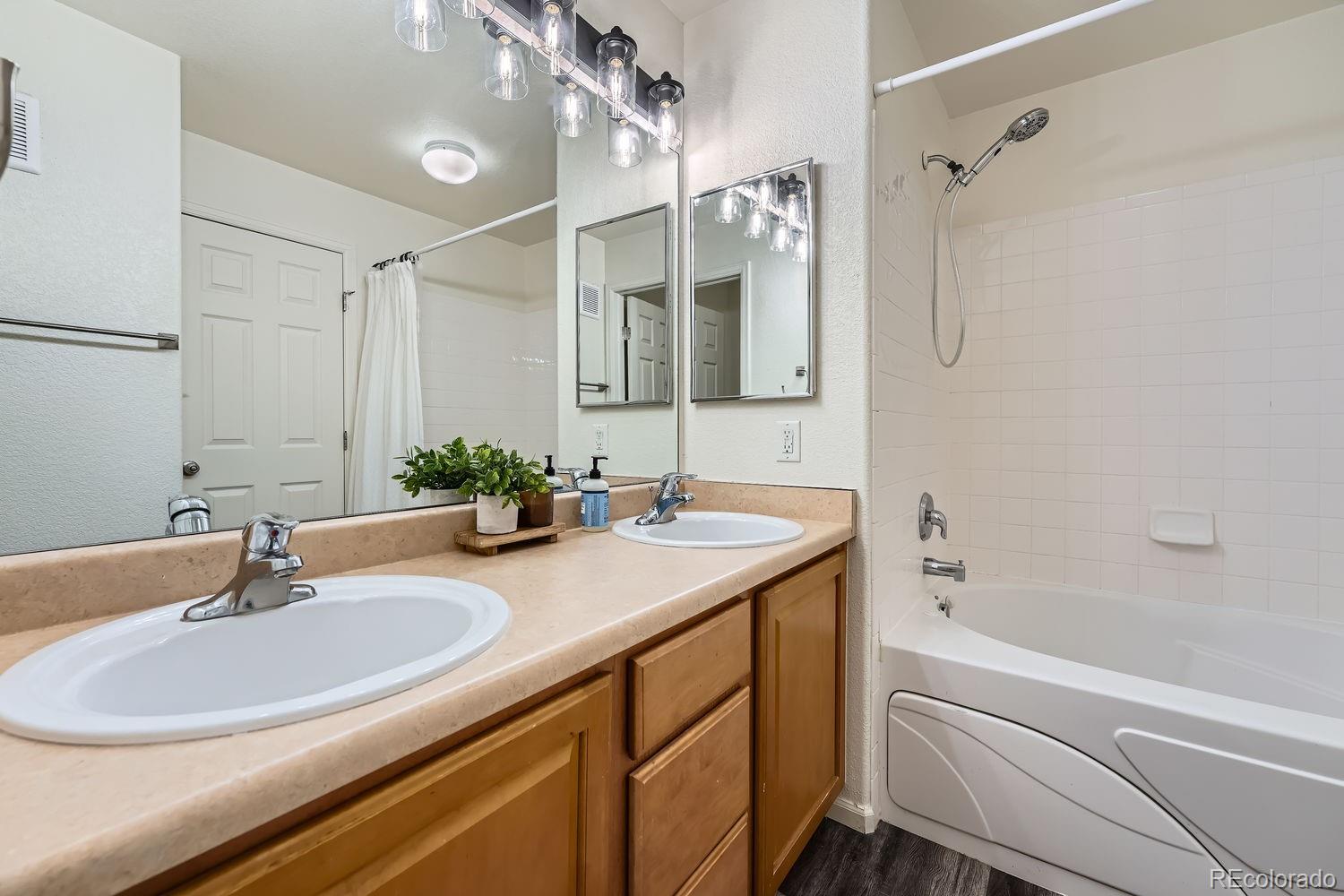 431 Black Feather Loop Unit: 817