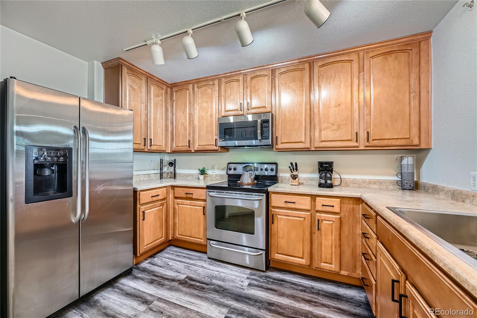 431 Black Feather Loop Unit: 817