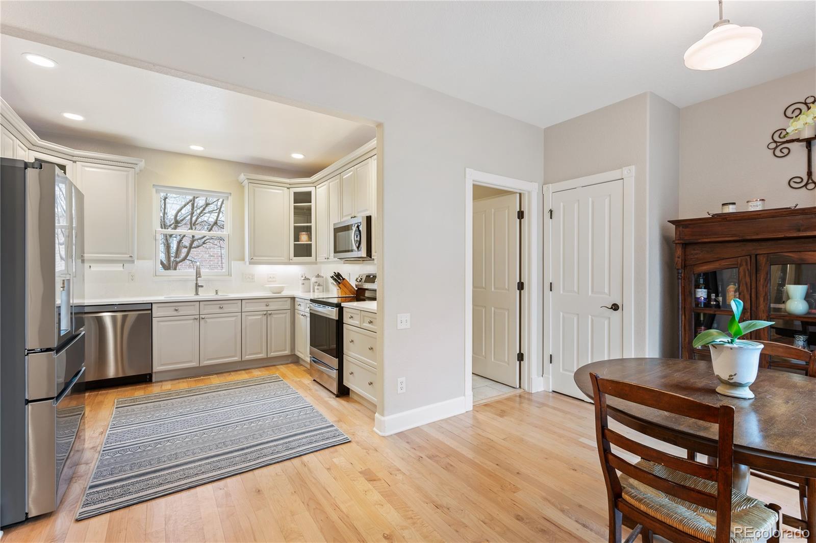 1073 Roslyn Court