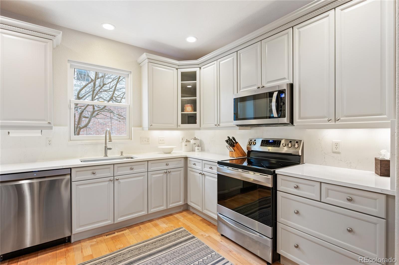 1073 Roslyn Court