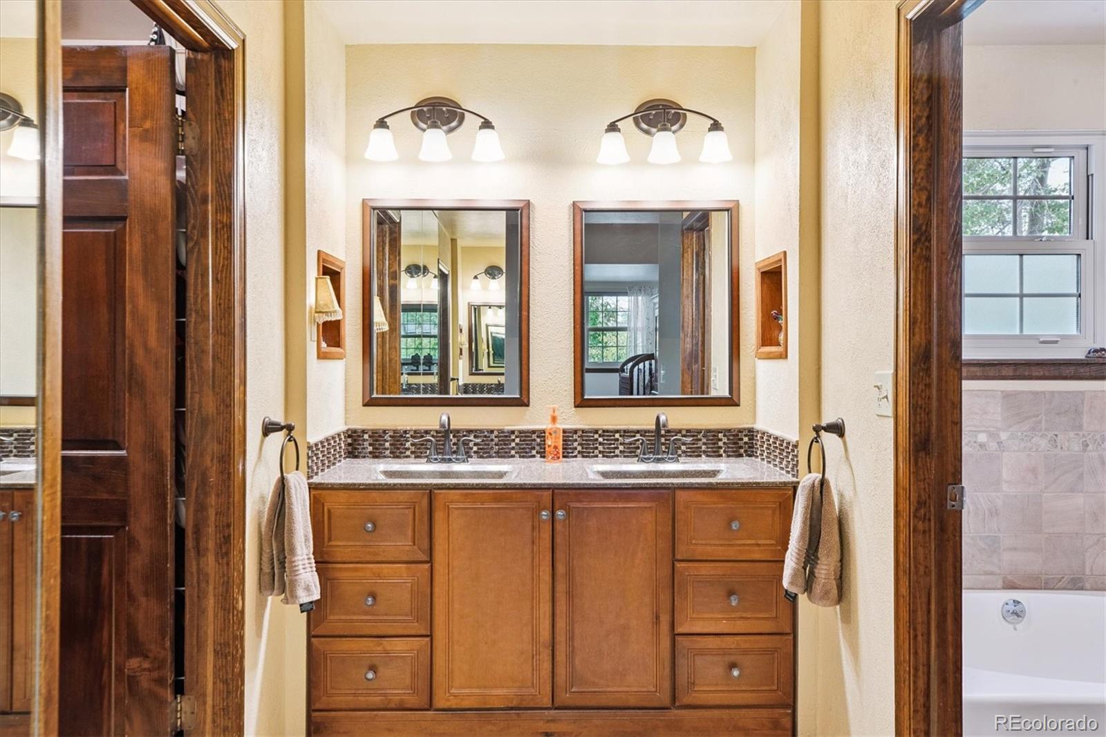 3756 E Phillips Circle