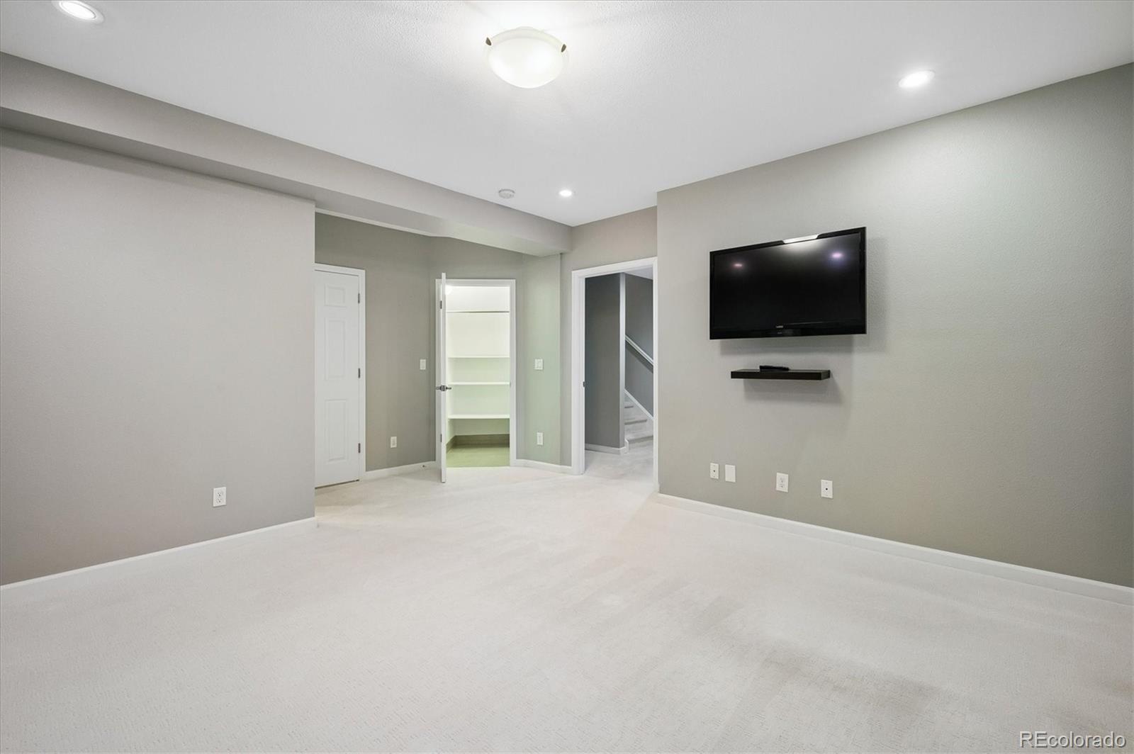 5221 S Greens Circle