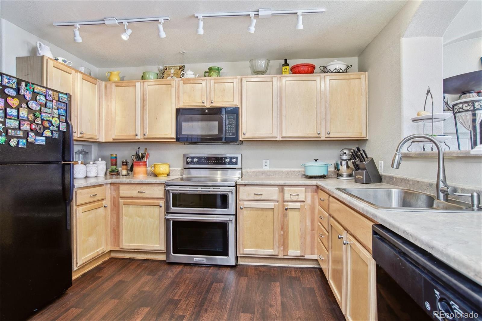 494 Black Feather Loop Unit: 113