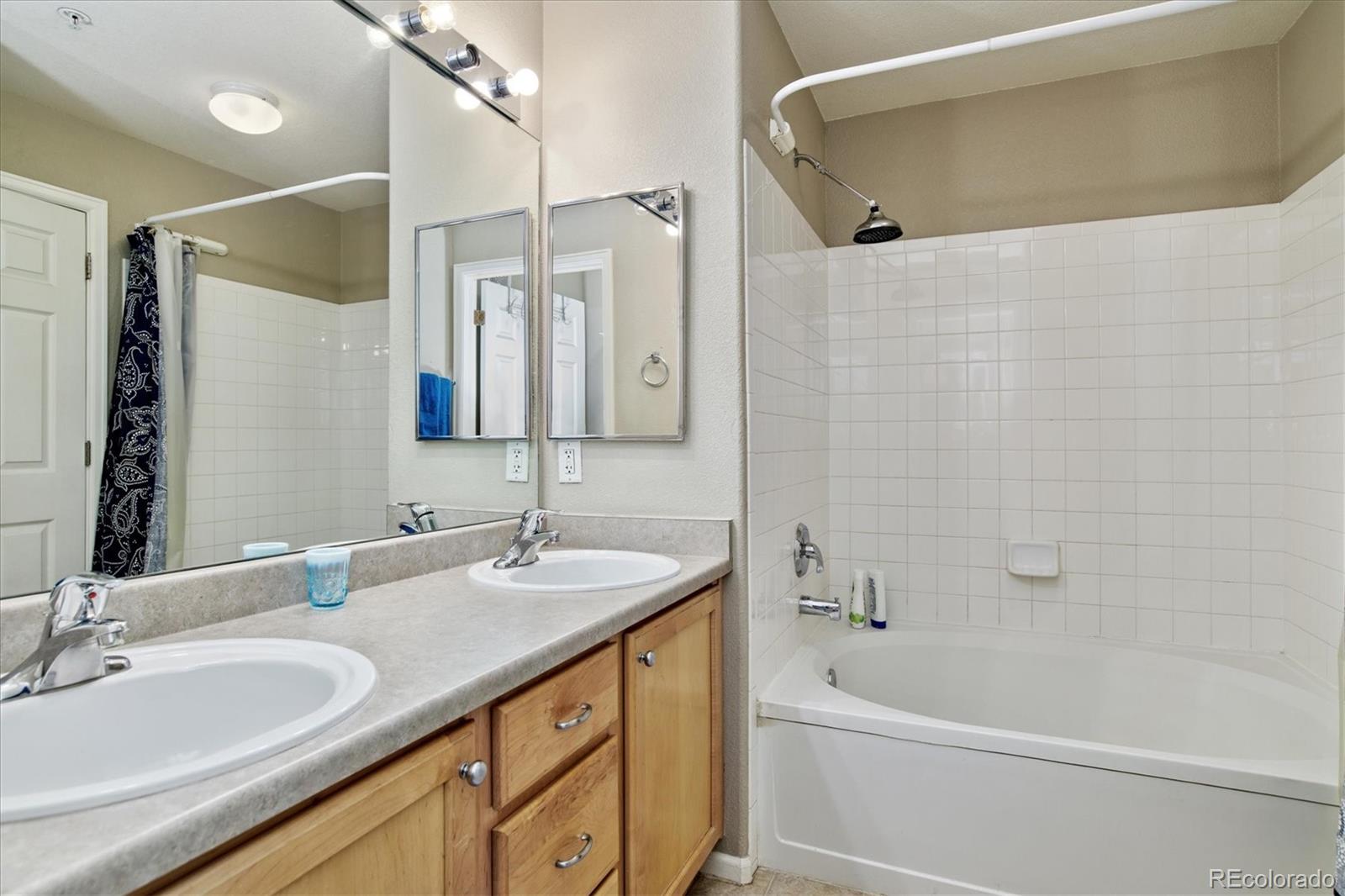 494 Black Feather Loop Unit: 113