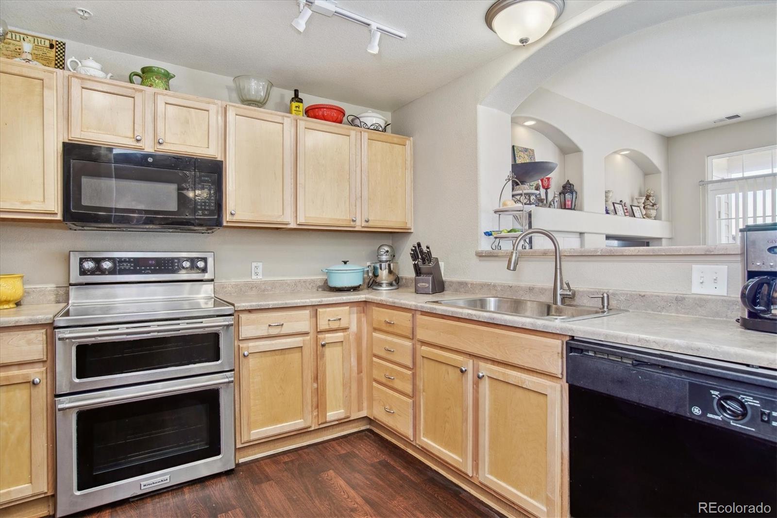 494 Black Feather Loop Unit: 113