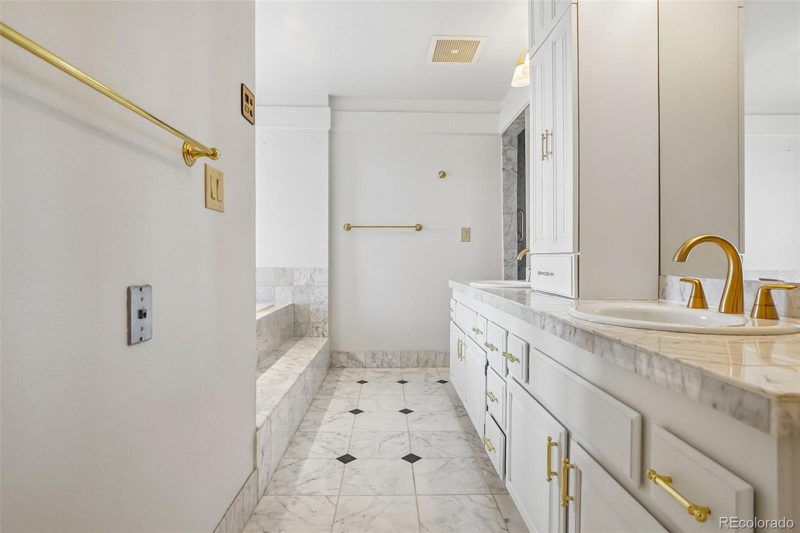 1900 E Girard Place Unit: 901