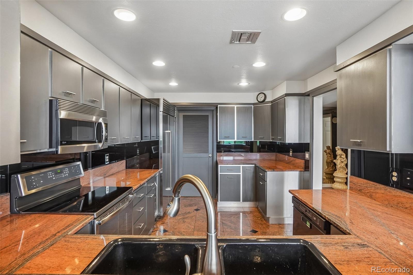 1900 E Girard Place Unit: 901