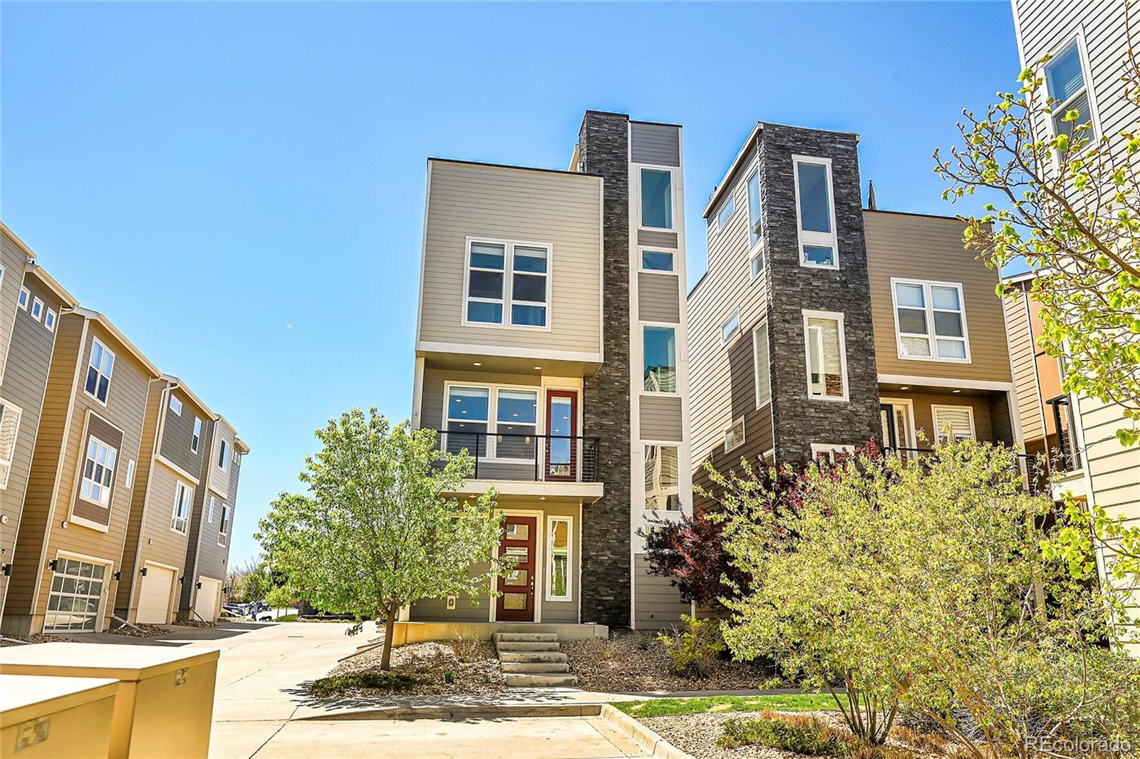 554 E Hinsdale Avenue