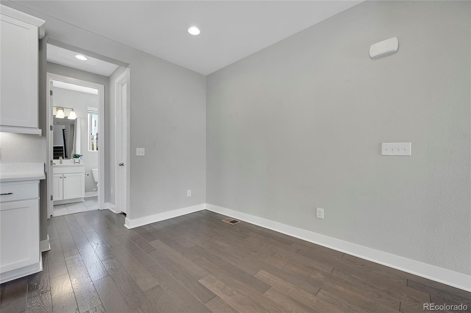 554 E Hinsdale Avenue