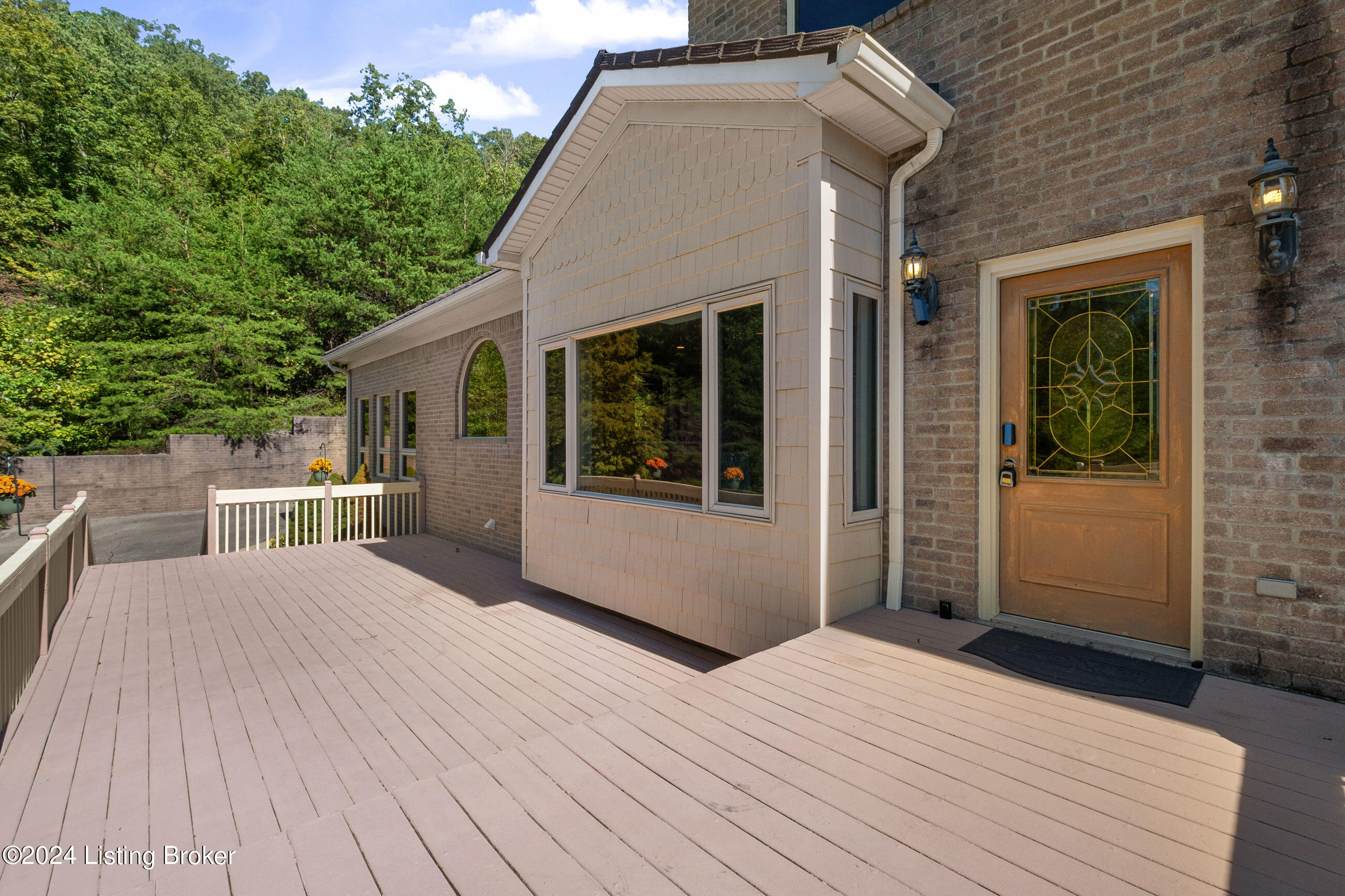 1084 Oak Pointe Dr